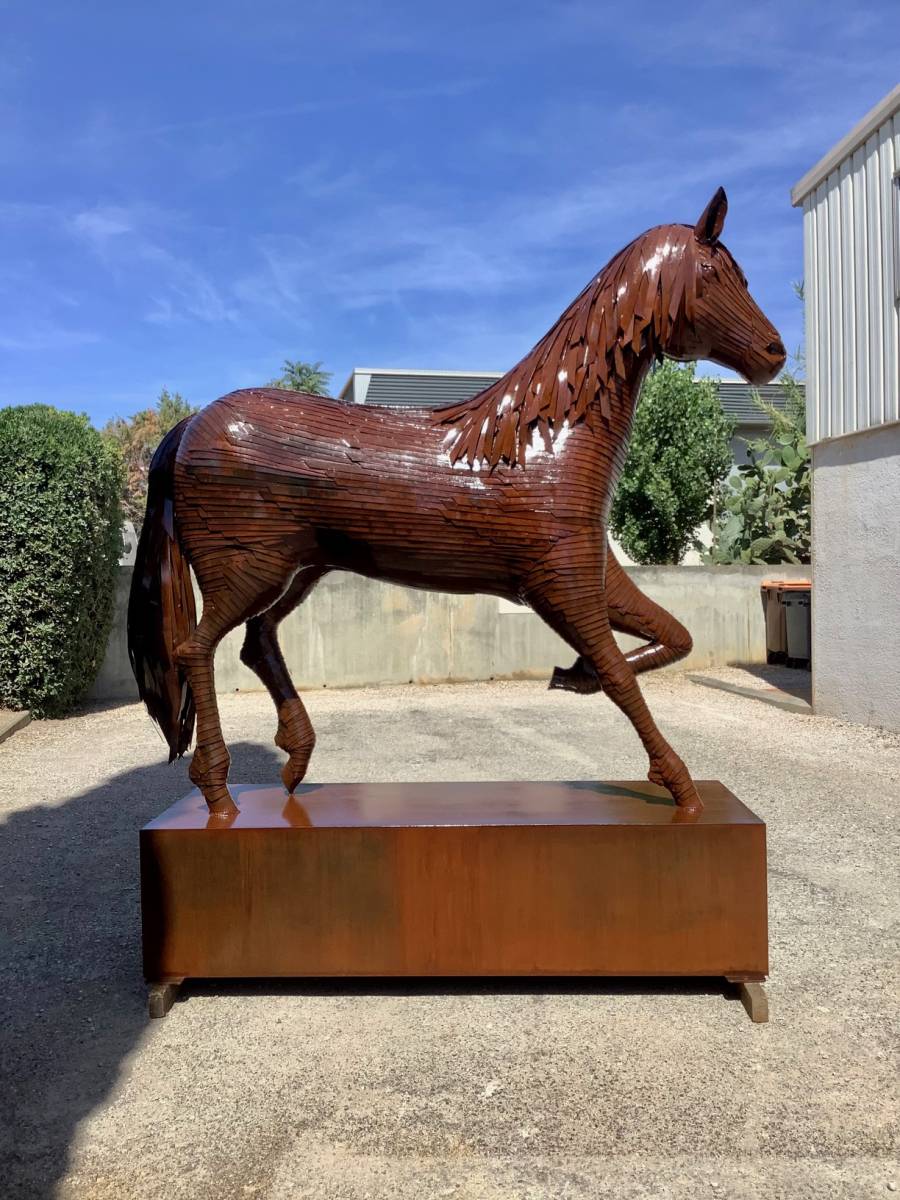 Sculpture métal pour extérieur par un artisan : Idée pour décorer un centre équestre