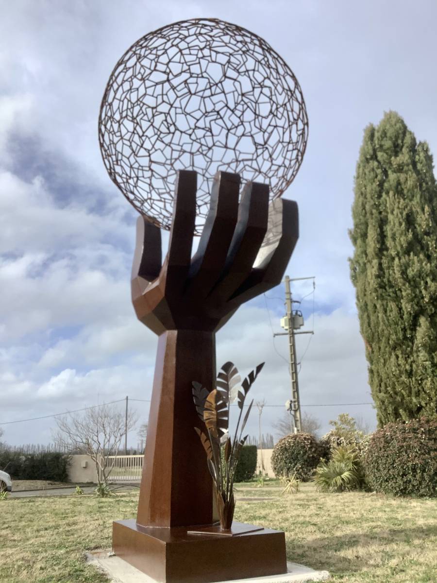 Création d'une main en métal pour embellir un site industriel à Saint Rémy de Provence